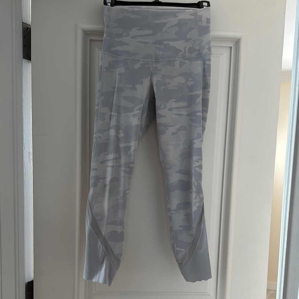 Lululemon Gray Camo Leggings size 6 for Pilates